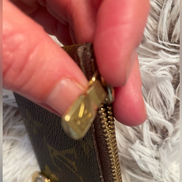 Louis Vuitton Monogram Key Clés Key Chain Pouch - Picture 3 of 13